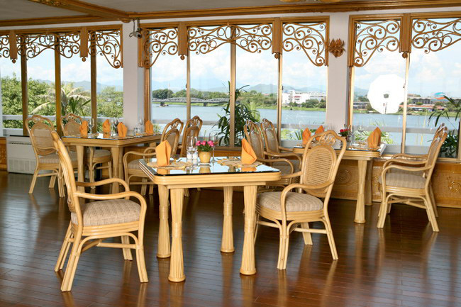 Bàn ghế nhà hàng